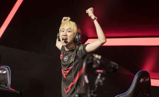 突然扑向中 突然扑向中